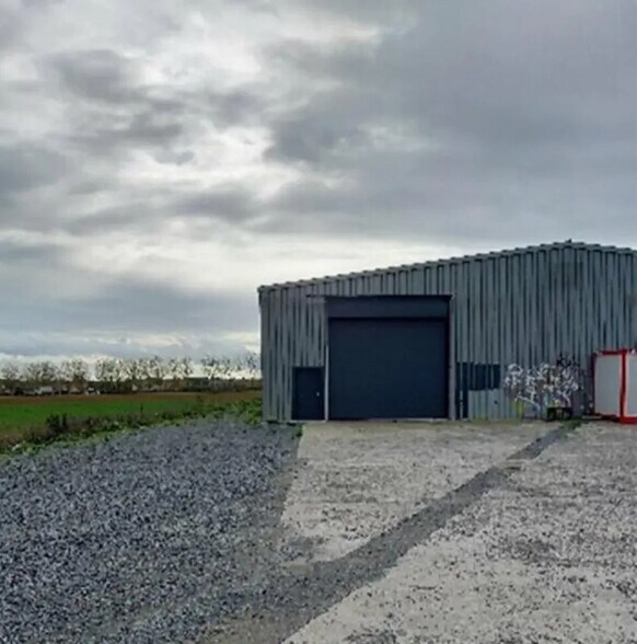 Local d’activités dans Touffréville à louer - Photo de l’immeuble – Image 3 sur 5