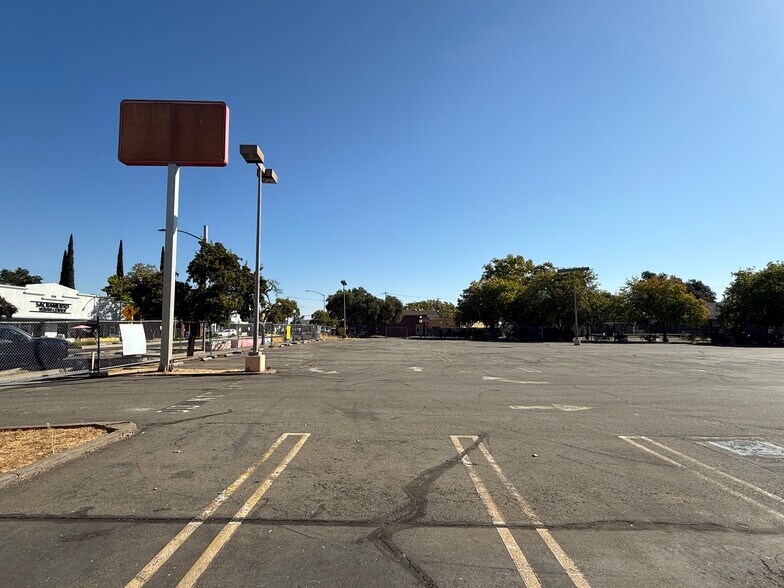 1830 Del Paso Blvd, Sacramento, CA à vendre - Photo de l’immeuble – Image 2 sur 7
