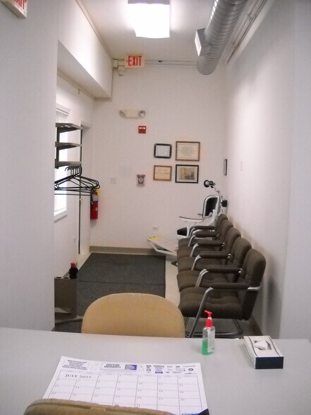 2400 Ravine Way, Glenview, IL à louer - Photo de l’immeuble – Image 2 sur 8