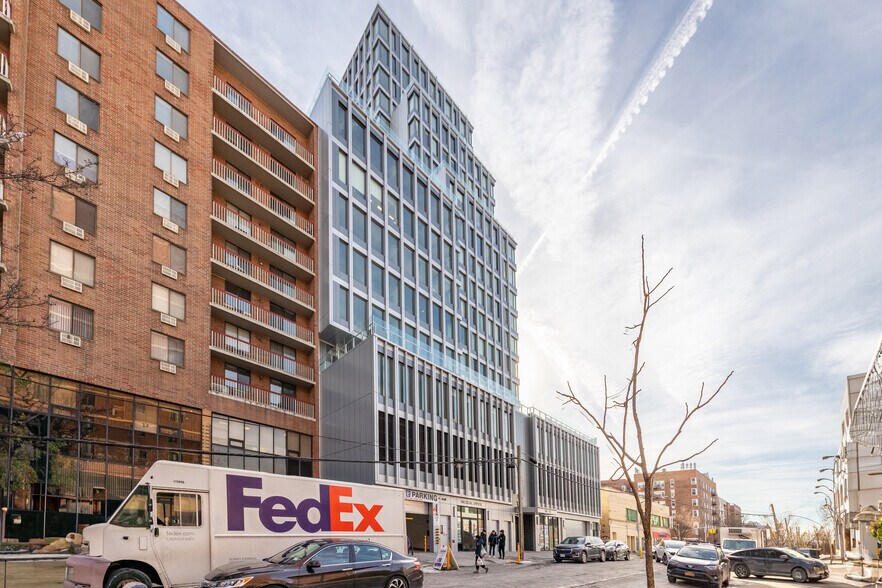 136-18 Maple Ave, Flushing, NY à vendre - Photo de l’immeuble – Image 3 sur 12