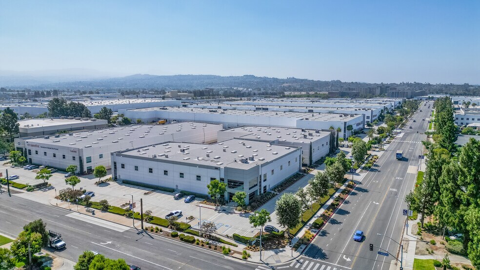 3390 E Miraloma Ave, Anaheim, CA à louer - Photo de l’immeuble – Image 2 sur 10