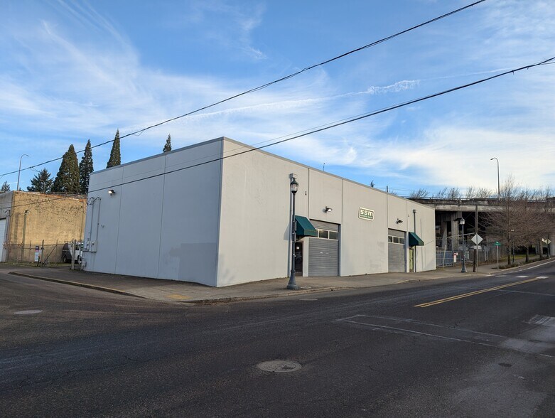 651 N Russell St, Portland, OR à louer - Photo de l’immeuble – Image 1 sur 8