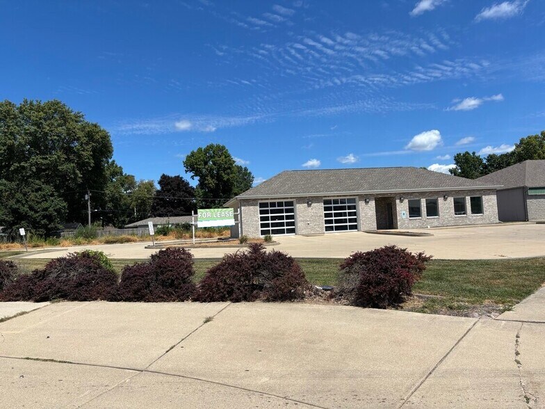 11 Cottonwood Dr, Chatham, IL à louer - Photo de l’immeuble – Image 2 sur 10