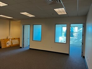 1100 Flynn Rd, Camarillo, CA à louer Photo intérieure– Image 2 sur 3