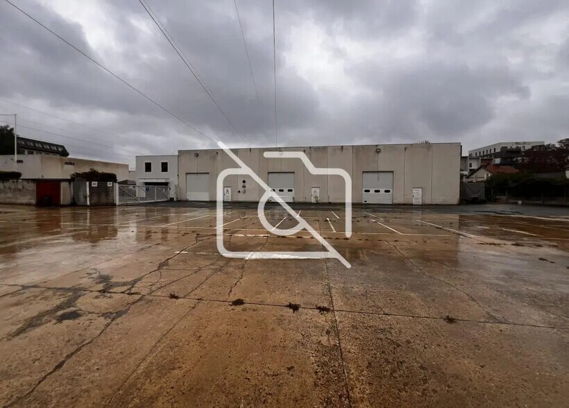 Industriel/Logistique dans Vert à louer - Photo de l’immeuble – Image 1 sur 11