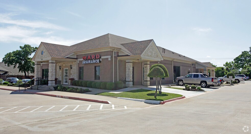 1801 Precinct Line Rd, Hurst, TX à louer - Photo de l’immeuble – Image 2 sur 27