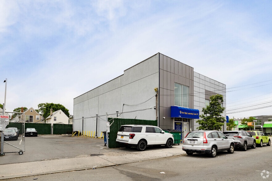 9708 Rockaway Blvd, Ozone Park, NY à vendre - Photo de l’immeuble – Image 2 sur 6