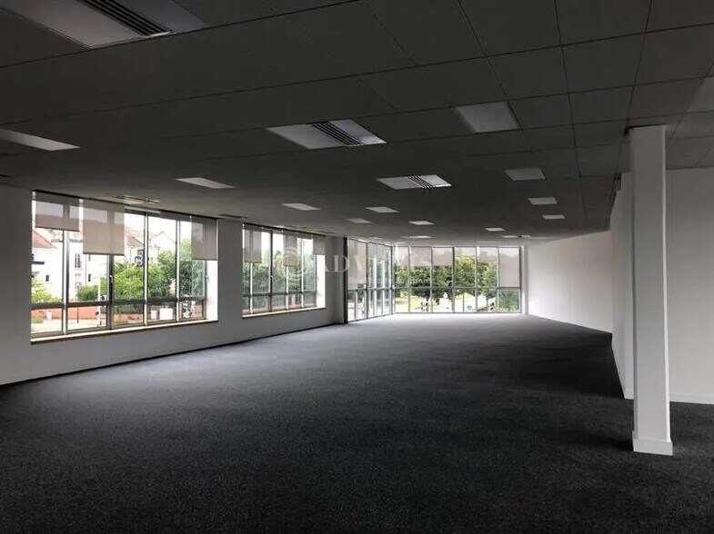 Bureau dans Voisins-le-Bretonneux à louer - Photo de l’immeuble – Image 2 sur 5