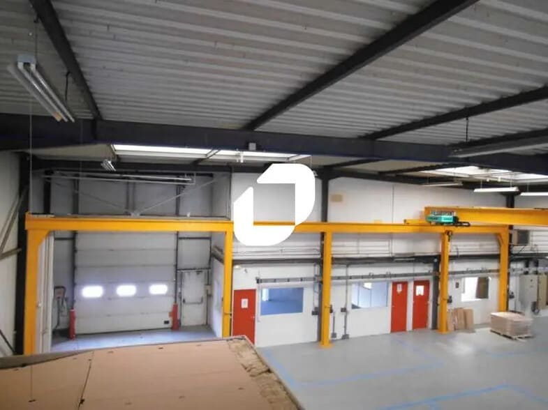 Local d’activités dans Voisins-le-Bretonneux à louer - Photo de l’immeuble – Image 2 sur 10