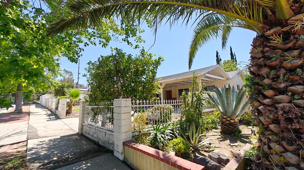 13766 Paddock St, Sylmar, CA à louer - Photo de l’immeuble – Image 2 sur 20