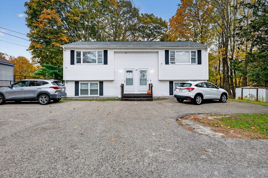 28 Riverdale Ave, West Warwick, RI à vendre - Photo principale – Image 1 sur 8