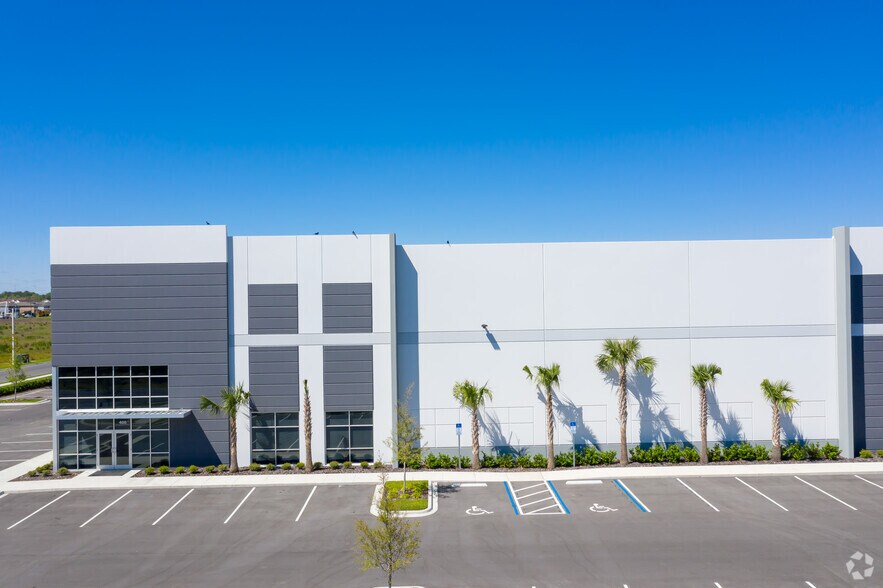 430 Harvest Time Dr, Sanford, FL à louer - Photo de l’immeuble – Image 2 sur 15