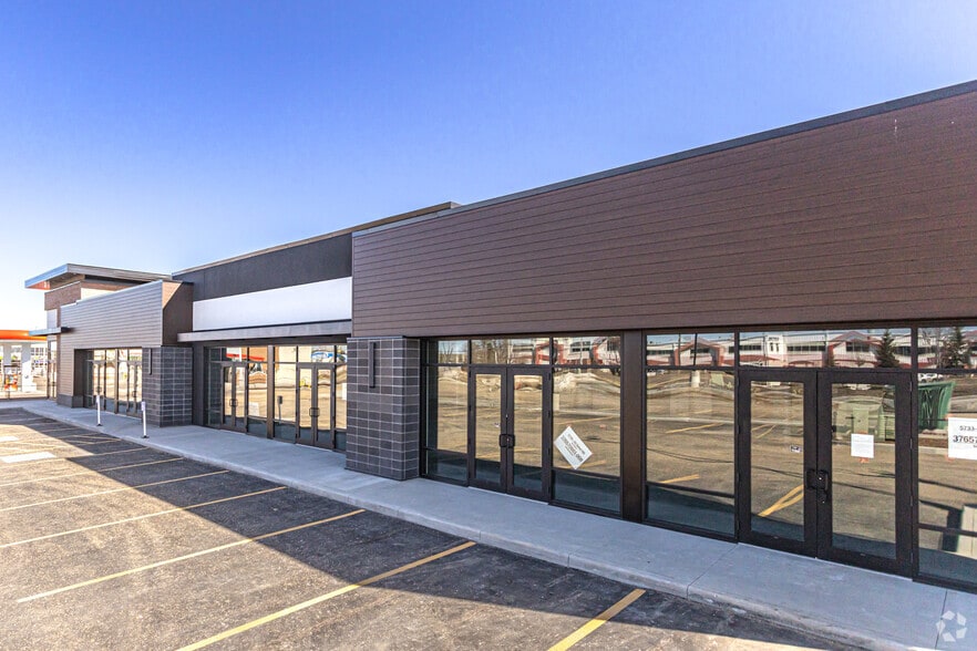 4905 Roper Rd NW, Edmonton, AB à louer - Photo de l’immeuble – Image 1 sur 3