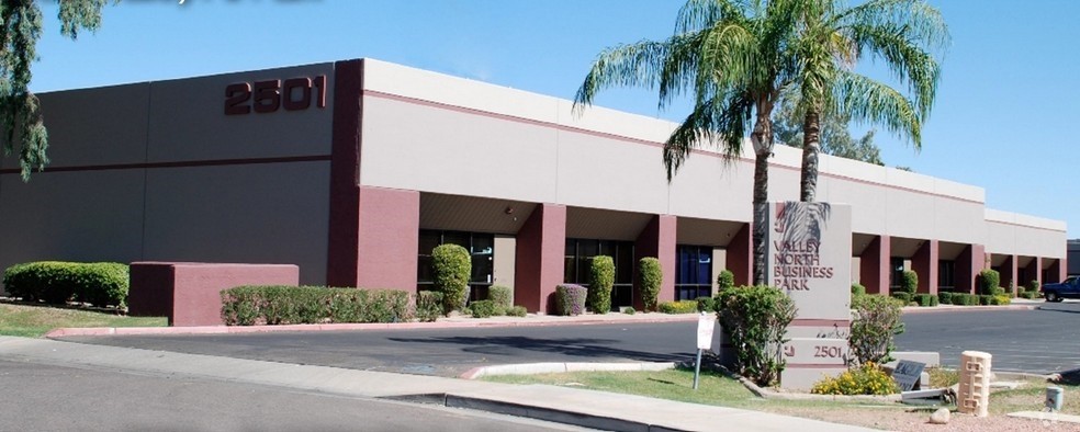 2401 W Behrend Dr, Phoenix, AZ à louer - Photo de l’immeuble – Image 2 sur 5