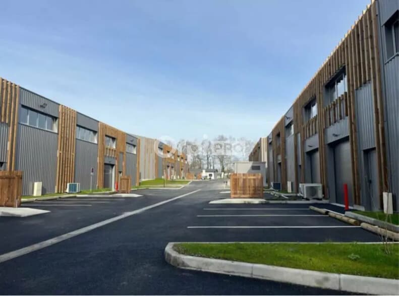 Local d’activités dans Pau à louer - Photo de l’immeuble – Image 2 sur 8