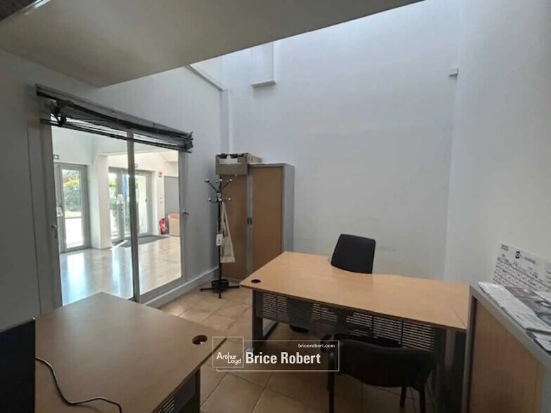 Local d'activités dans Chassieu à vendre - Photo de l’immeuble – Image 3 sur 9