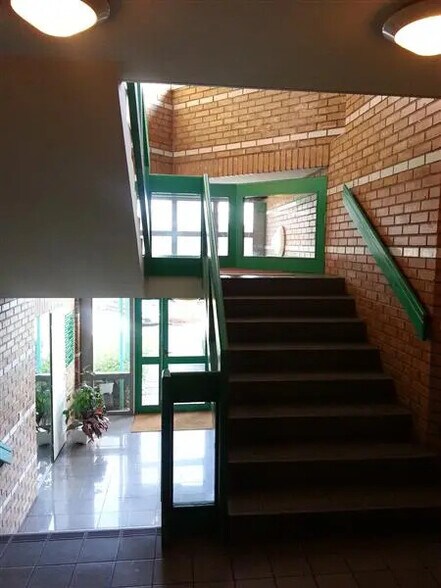 Bureau dans Champs-sur-Marne à louer - Hall d’entrée – Image 2 sur 2