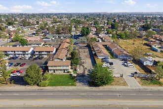 330 Roberts Ln, Bakersfield, CA - Vue aérienne vue de carte - Image1