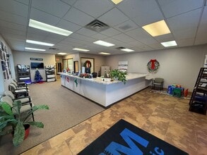 205-245 S Century Ave, Waunakee, WI à louer Hall d’entrée– Image 2 sur 7