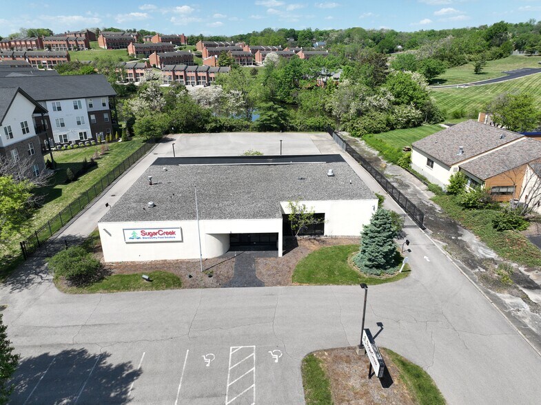 12021 Sheraton Ln, Springdale, OH à vendre - Photo de l’immeuble – Image 2 sur 7