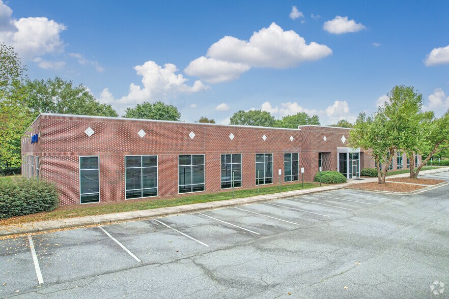 13730 South Point Blvd, Charlotte, NC à louer - Photo de l’immeuble – Image 1 sur 14