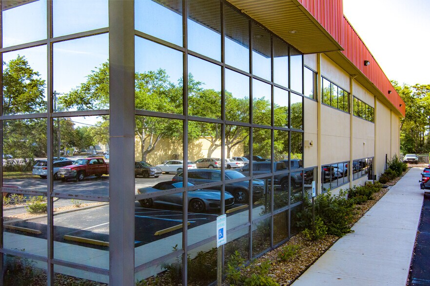 2725 Center Pl, Melbourne, FL à vendre - Photo de l’immeuble – Image 3 sur 50