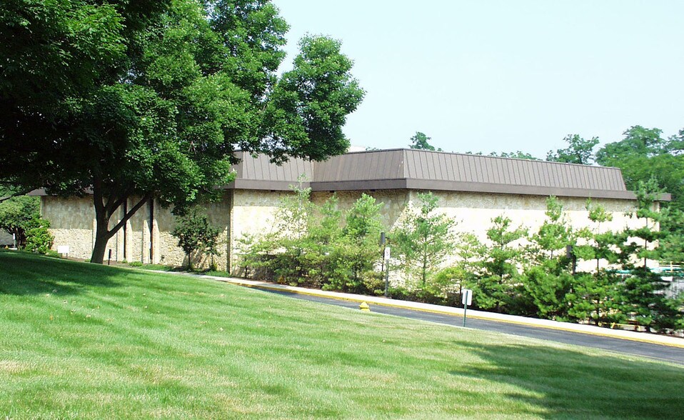 400 Sugar Camp Cir, Dayton, OH à vendre - Photo de l’immeuble – Image 2 sur 9