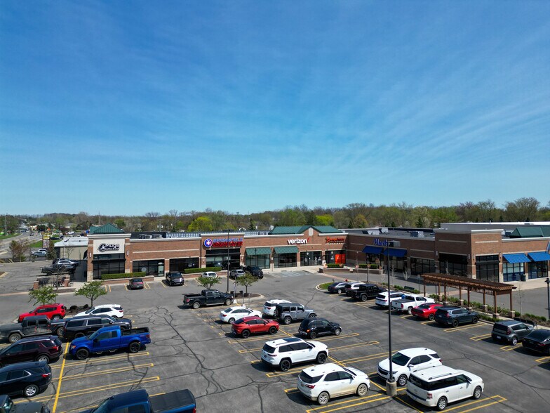 310-330 Town Center Blvd, White Lake Township, MI à louer - Photo de l’immeuble – Image 2 sur 6