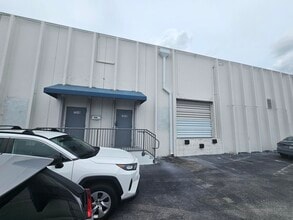 7212-7282 NW 33rd St, Miami, FL à louer Photo de l’immeuble– Image 1 sur 4