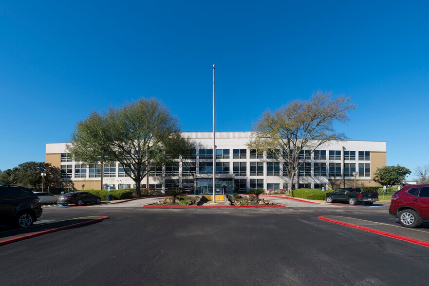 7407 North Fwy, Houston, TX à vendre - Photo de l’immeuble – Image 2 sur 10