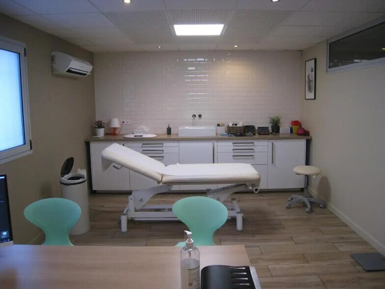 Bureau dans Aubagne à louer - Photo de l’immeuble – Image 1 sur 3