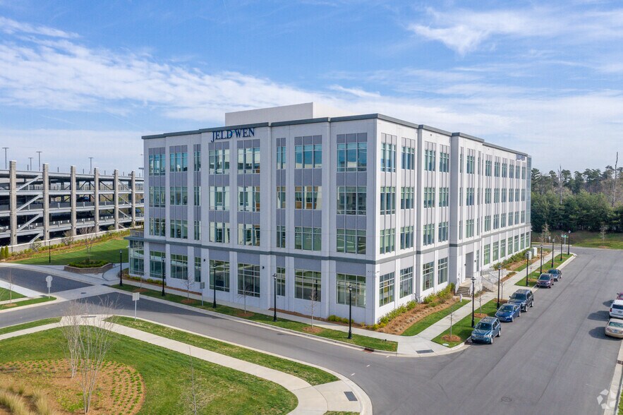 2645 Silver Crescent Dr, Charlotte, NC à louer - Photo principale – Image 1 sur 14