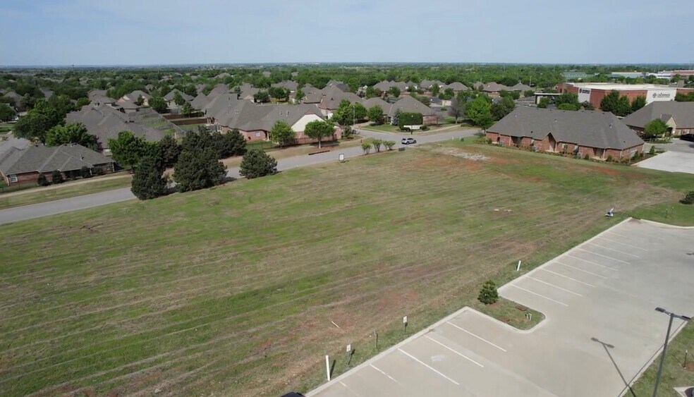 Covell Village Drive, Edmond, OK à vendre - Photo de l’immeuble – Image 3 sur 6