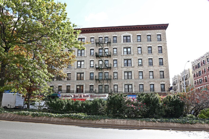 581 W 161st St, New York, NY à louer - Photo de l’immeuble – Image 2 sur 3