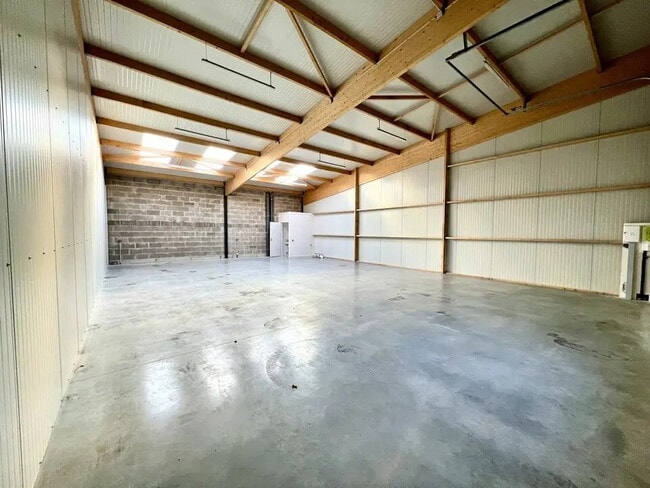 Plus de détails pour Local d'activités à louer