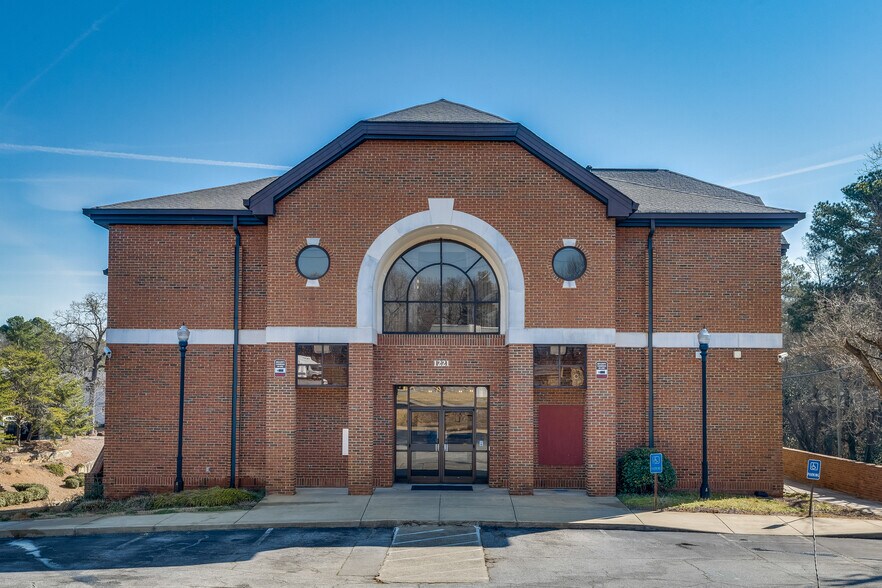 1221 Clairmont Rd, Decatur, GA à louer - Photo principale – Image 1 sur 11