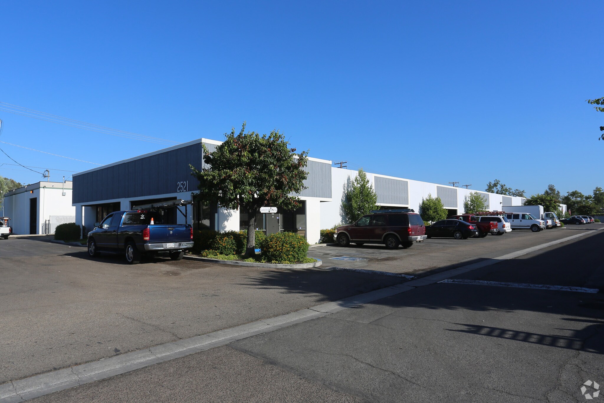 2521 W La Palma Ave, Anaheim, CA à louer Photo principale– Image 1 sur 8