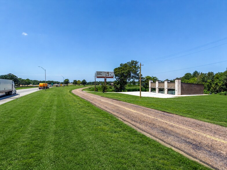 410 Interstate 30 Frontage Rd., Mount Vernon, TX à louer - Photo de l’immeuble – Image 3 sur 28
