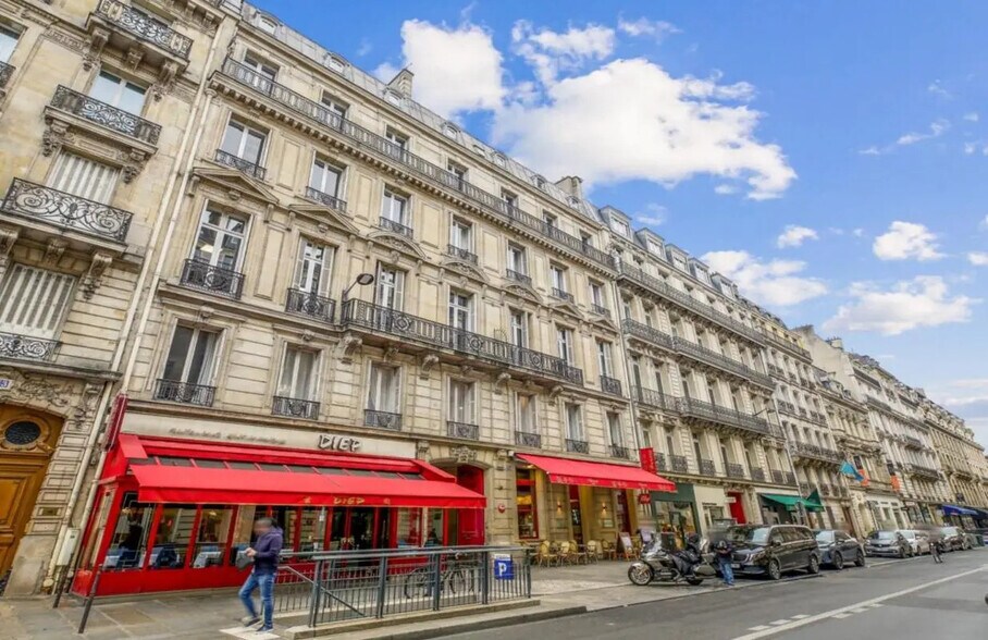 55 Rue Pierre Charron, Paris à louer - Photo de l’immeuble – Image 2 sur 27