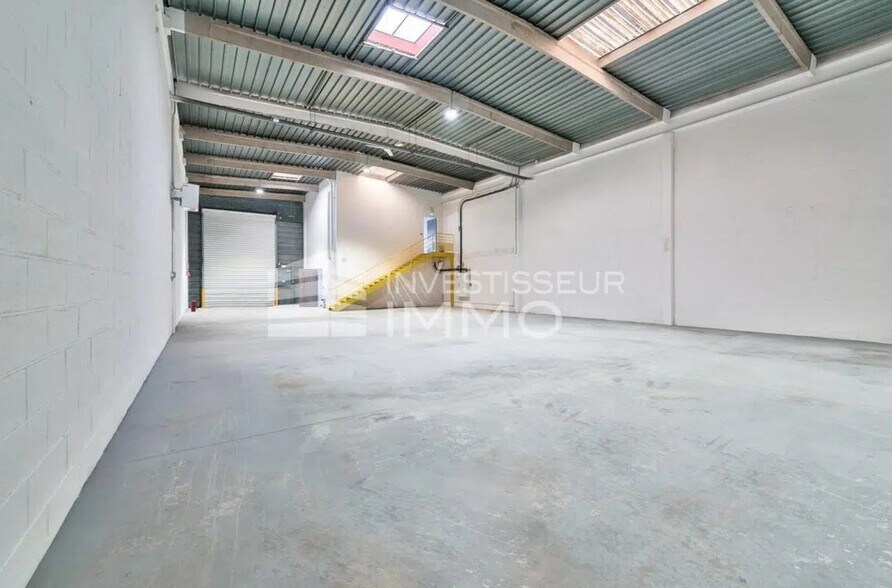 Local d’activités dans Torcy à louer - Photo de l’immeuble – Image 2 sur 5