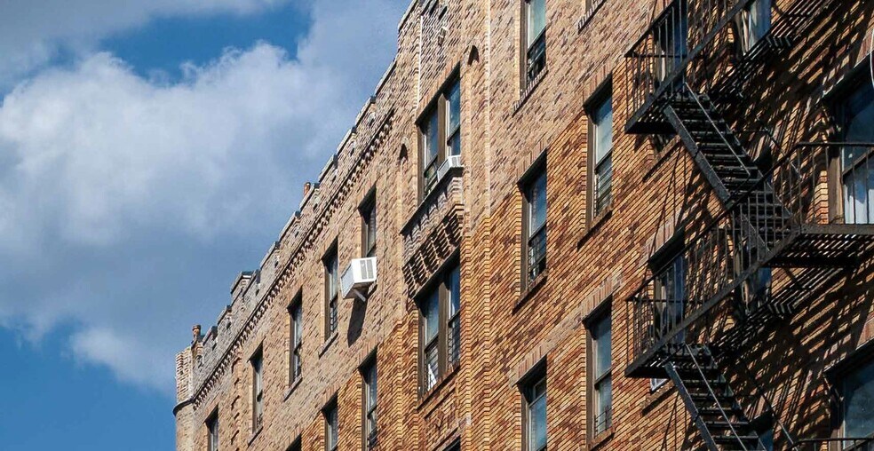 1064 Manor Ave, Bronx, NY à vendre - Photo de l’immeuble – Image 2 sur 4