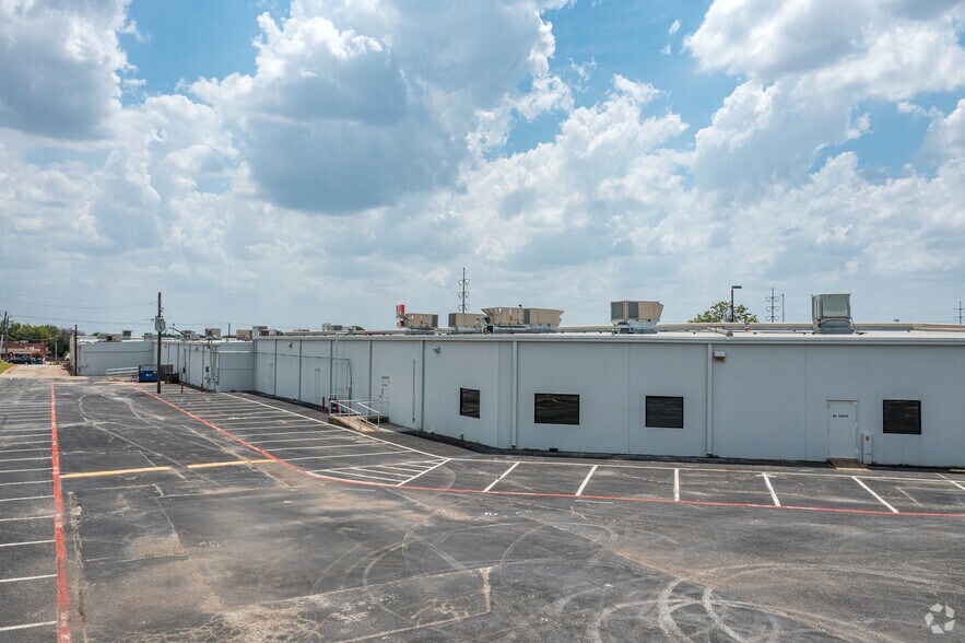 5555 Rufe Snow Dr, North Richland Hills, TX à louer - Photo de l’immeuble – Image 3 sur 6