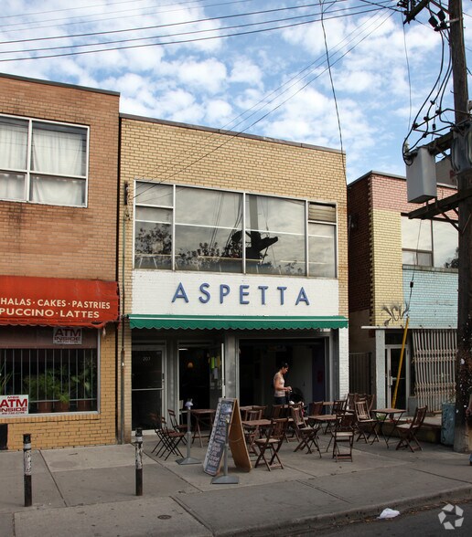 207 Augusta Ave, Toronto, ON à louer - Photo de l’immeuble – Image 1 sur 2