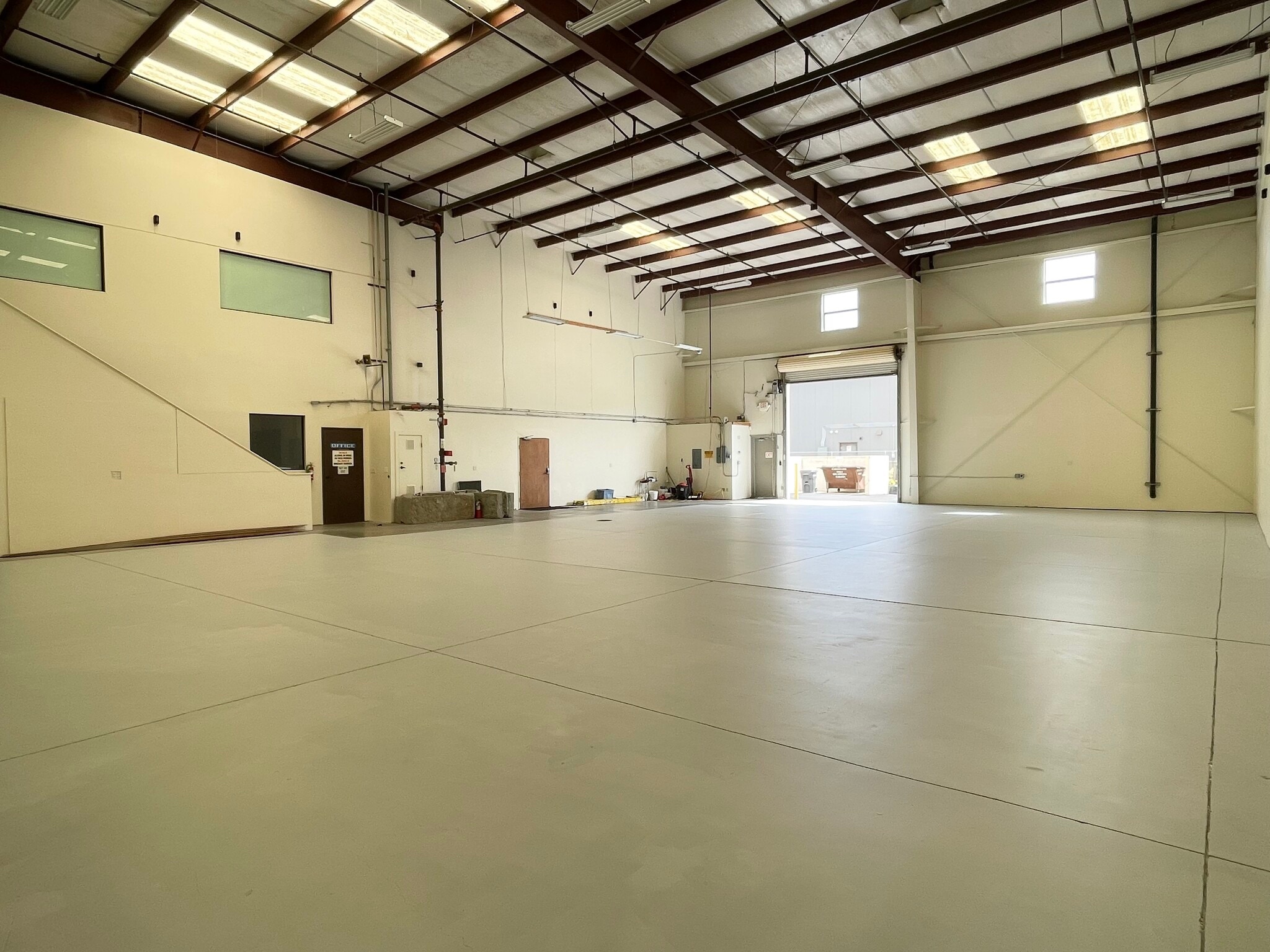 3 offices, 3 warehouses: 1,200–4,876 SF, Lompoc, CA à louer Photo intérieure– Image 1 sur 2