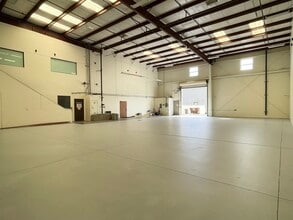 3 offices, 3 warehouses: 1,200–4,876 SF, Lompoc, CA à louer Photo intérieure– Image 1 sur 2