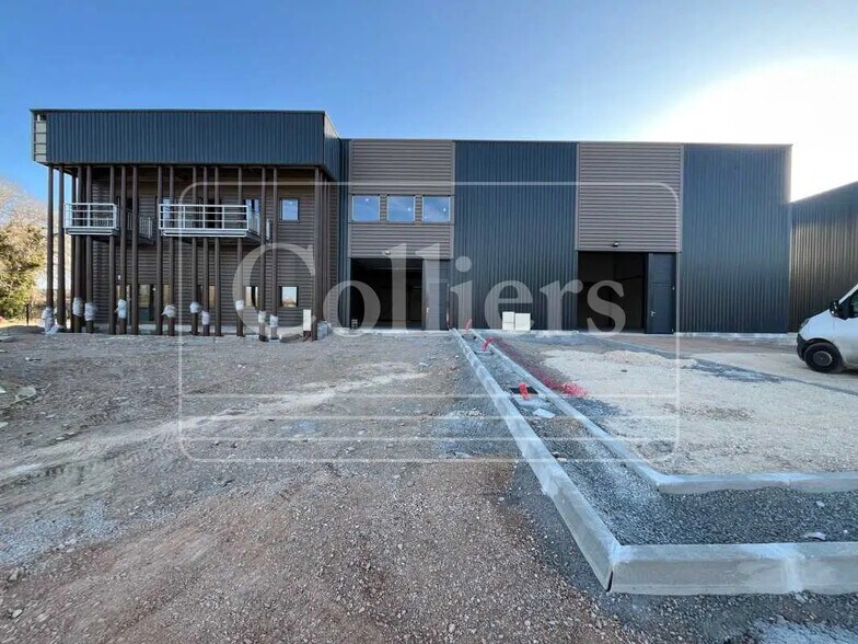 Local d’activités dans Venelles à louer - Photo de l’immeuble – Image 1 sur 5