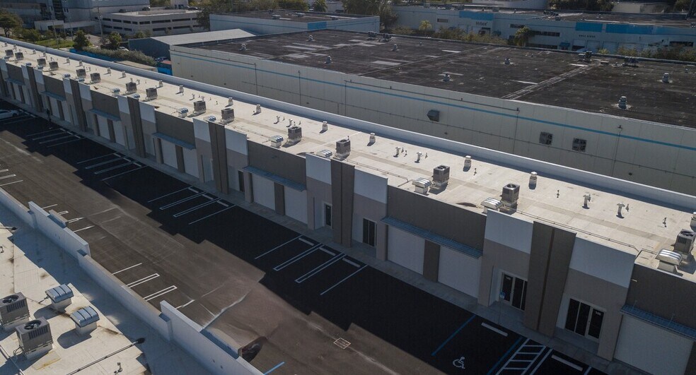 1690 NW 108th Ave, Miami, FL à louer - Photo de l’immeuble – Image 1 sur 7