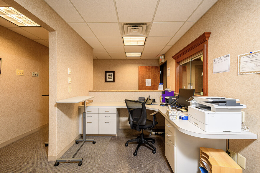 185 Fairfield Ave, West Caldwell, NJ à louer - Photo intérieure – Image 3 sur 7