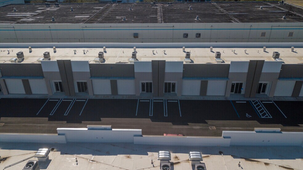 1690 NW 108th Ave, Miami, FL à louer - Photo de l’immeuble – Image 3 sur 7