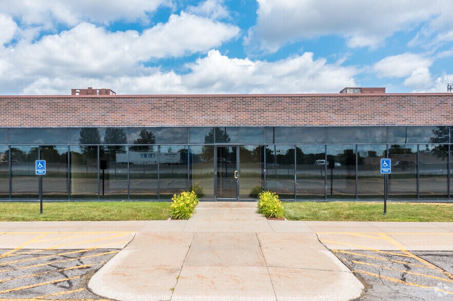 4102 114th St, Urbandale, IA à louer - Photo de l’immeuble – Image 3 sur 7